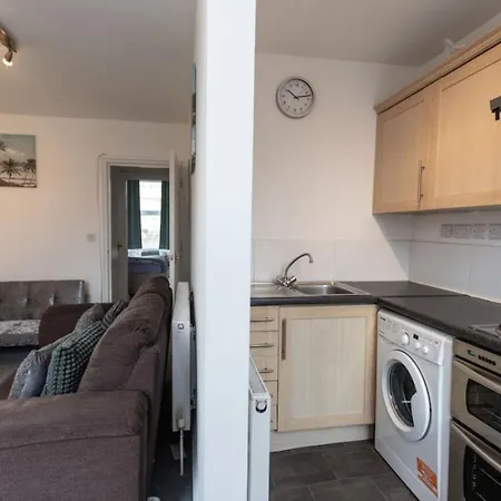 Warden Rd 2 - Contractors Long By Shortstayuk Bristol